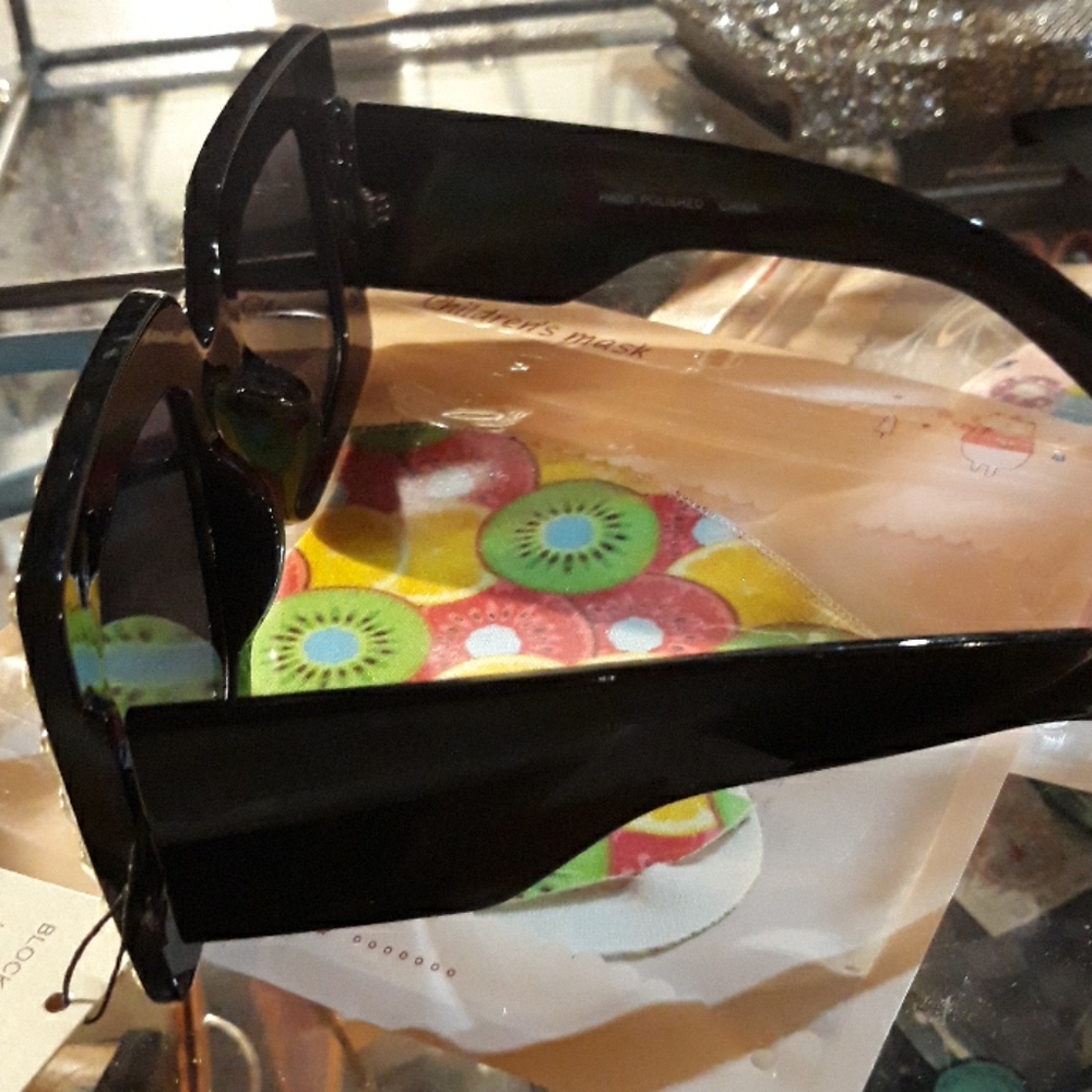 Glasses - Picture 3 of 5